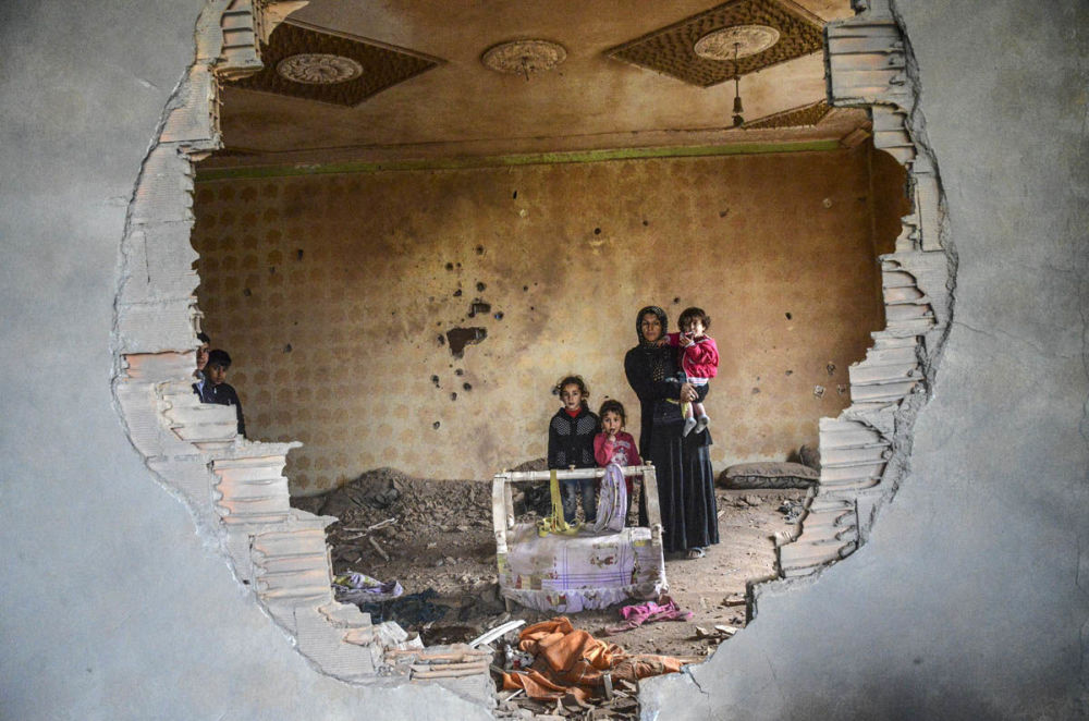 مادری با فرزندانش در خانه ویران در شهر کردنشین « سیلوپی» ترکیه