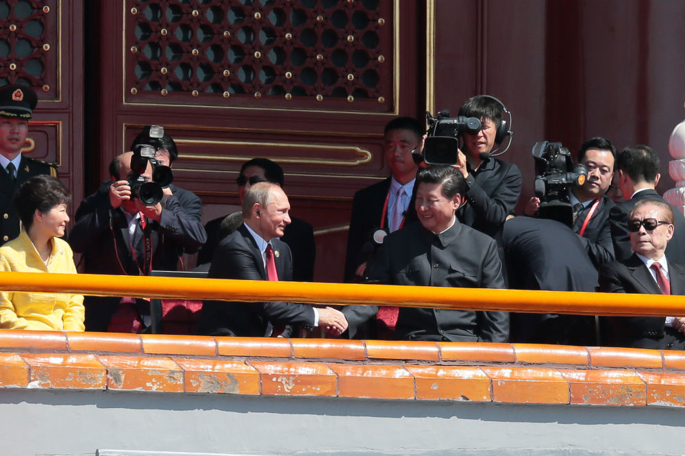 ولادیمیر پوتین، رئیس جمهور روسیه و شی جین پینگ، رئیس جمهور چین قبل از رژه نظامی به مناسبت 70 سالگی پیروزی  جنگ جهانی دوم در پکن