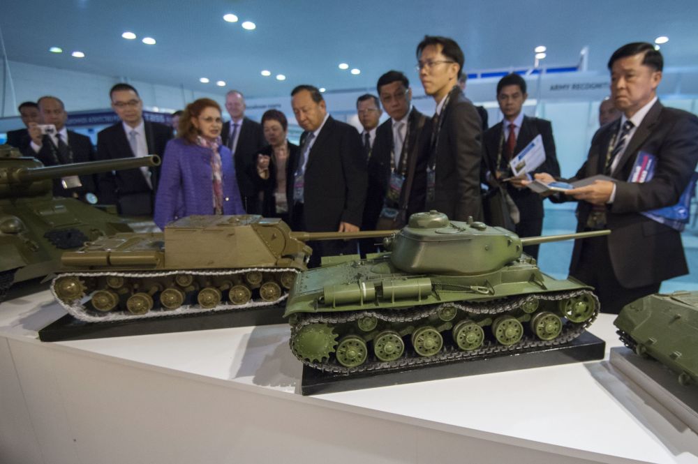 شرکت کنندگان دهمین نمایشگاه  بین المللی Russia Arms EXPO 2015 در حال تماشای  مدل های  تکنیک آلات نظامی  زمان  جنگ کبیر میهنی