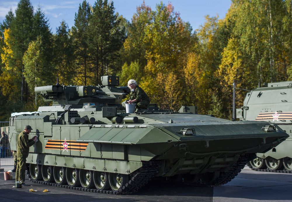 آماده سازی  خودروهای جنگی  « ت-15»   و تانک « آرماتا»  برای  نمایش در دهمین نمایشگاه  بین المللی Russia Arms EXPO 2015