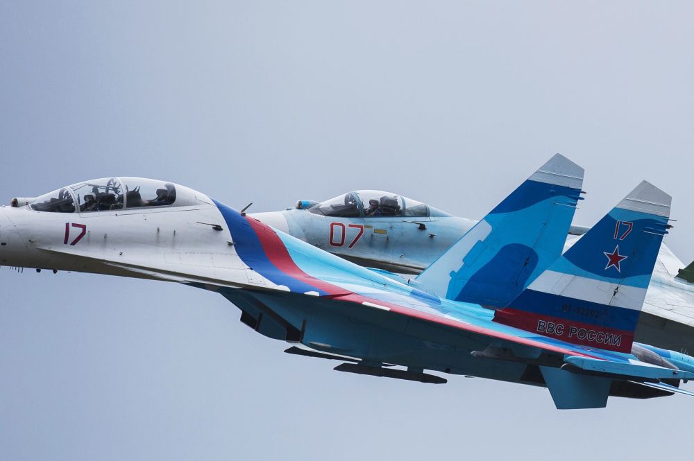 گروه خلبانان « عقاب های  روسیه» در حال هنرنمایی در دهمین نمایشگاه  بین المللی Russia Arms EXPO 2015