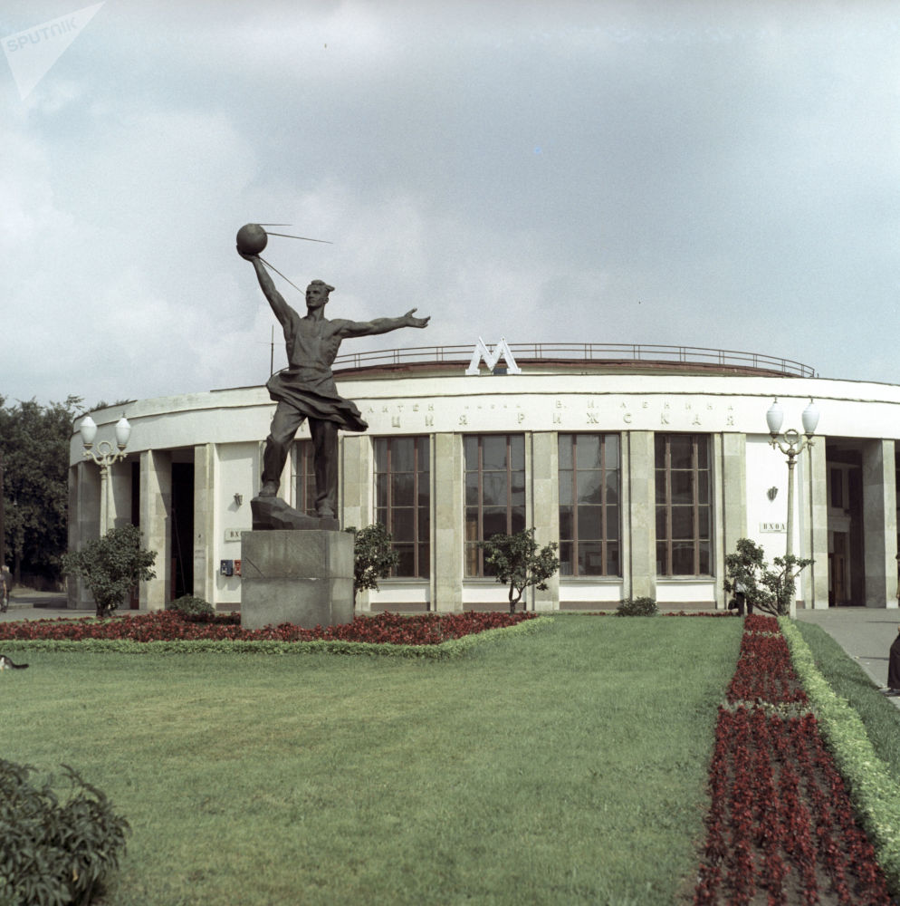 مجسمه یادبود سازندگان اولین ماهواره در سال 1957 در مقابل ایستگاه مترو ریژسکایادر مسکو