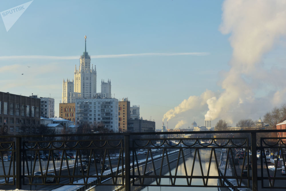 منظره ی رودخانه یاوزا با پل رویش در مسکو سال ۲۰۱۶