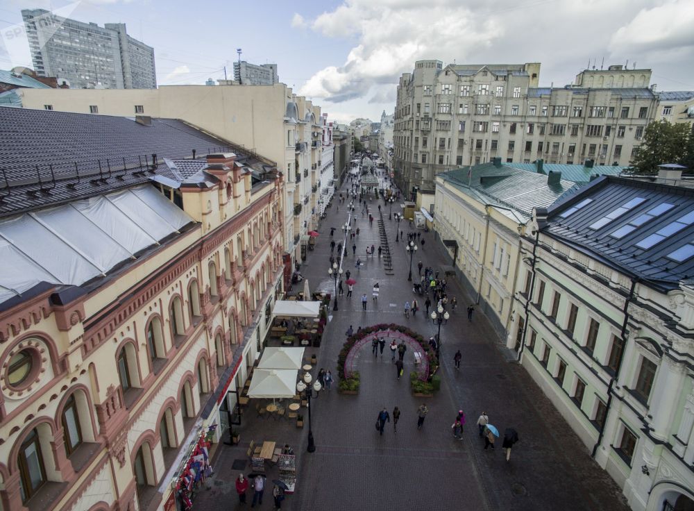 عابران در خیابان آربات در مسکو سال ۲۰۱۶