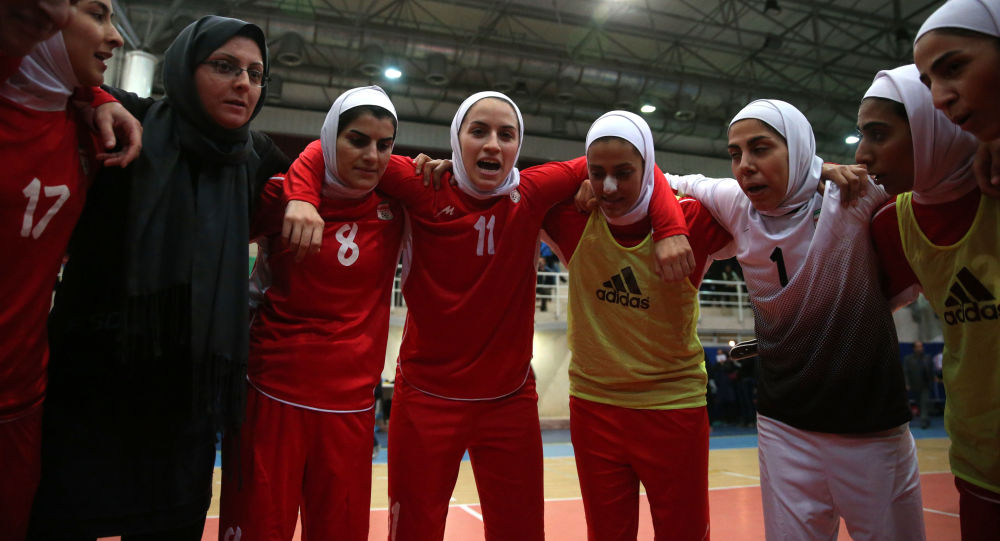 غلبه تیم ملی زنان روس بر زنان ایرانی - Sputnik Iranنماینده فیفا وجود مردان در تیم ملی فوتبال بانوان ایران را تکذیب کرد